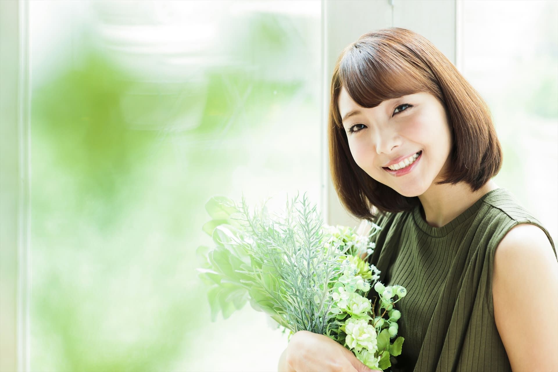 花を持つスタッフ